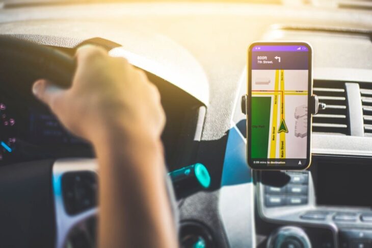 Smartphone als Auto-GPS verwenden