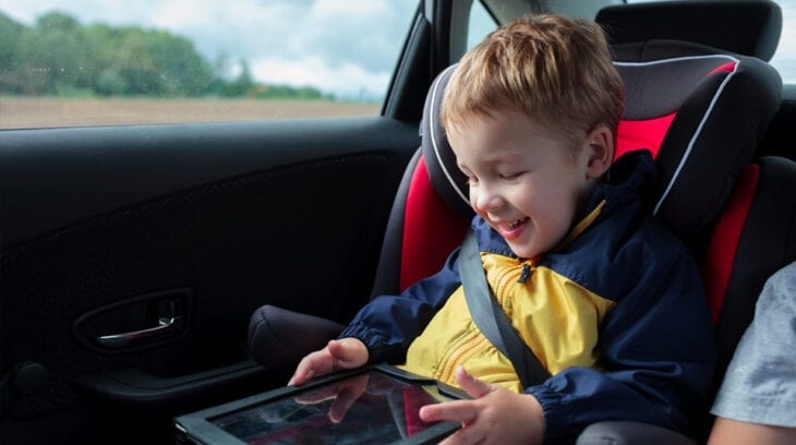 Bambino in auto