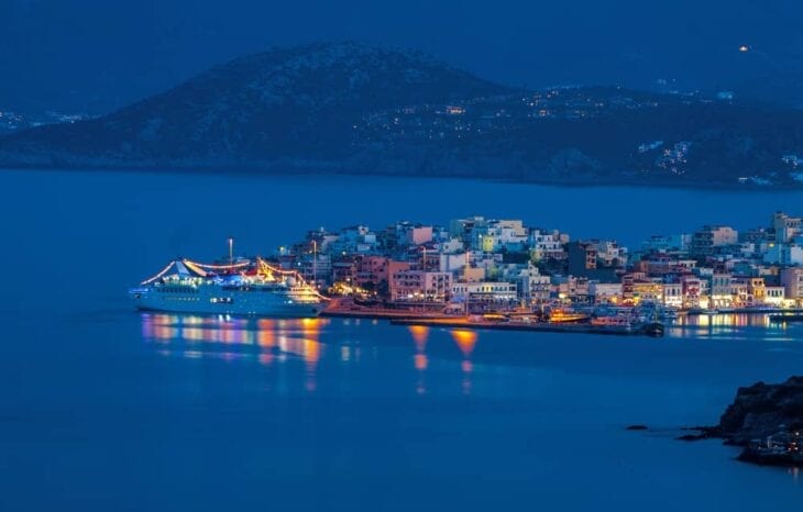 Cruiseschip in de haven van Agios Nikolaos