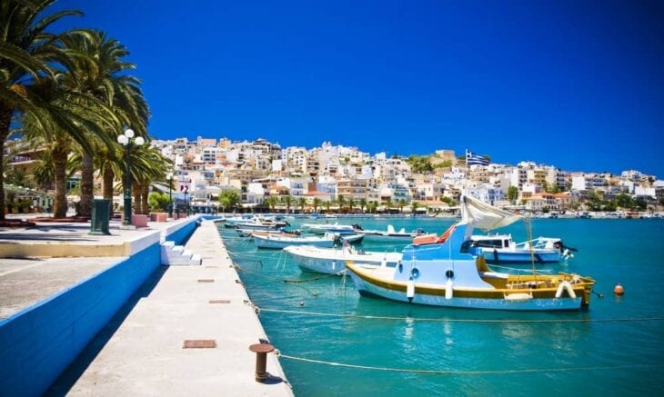 Baia di mare barche ormeggiate passeggiata di Sitia