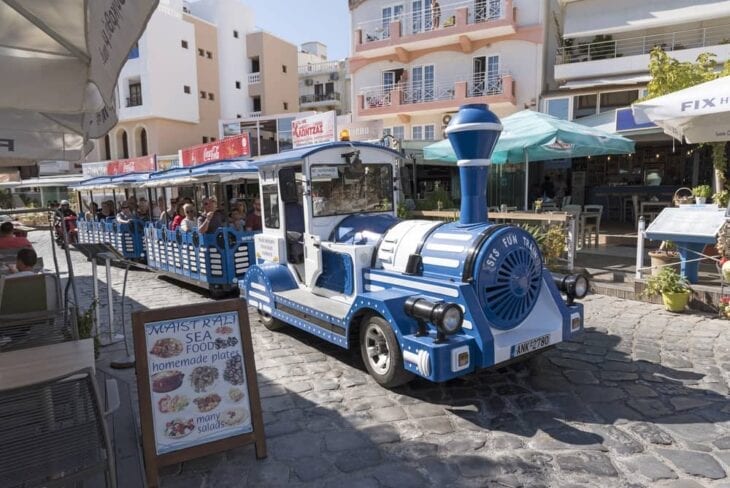 Glücklicher Zug in Agios Nikolaos