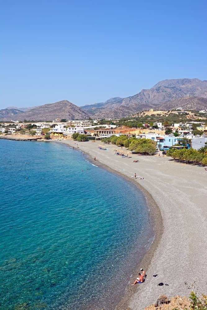 Vista della spiaggia sopraelevata a Makri Gialos