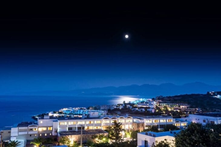 Elounda al chiaro di luna