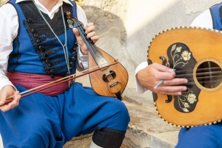 Cretan musicians playing the lyra & laouto