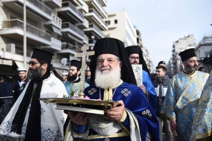 Griechischer Priester Epiphanias-Wassersegen-Zeremonie