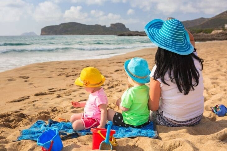 familie am strand von falasarna