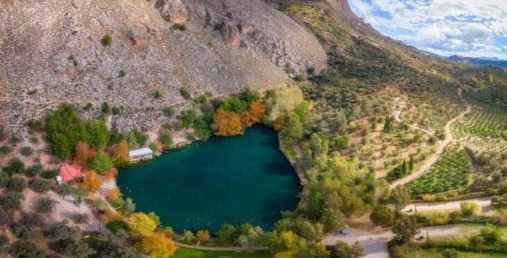 Panorama aérien du lac de Zaros