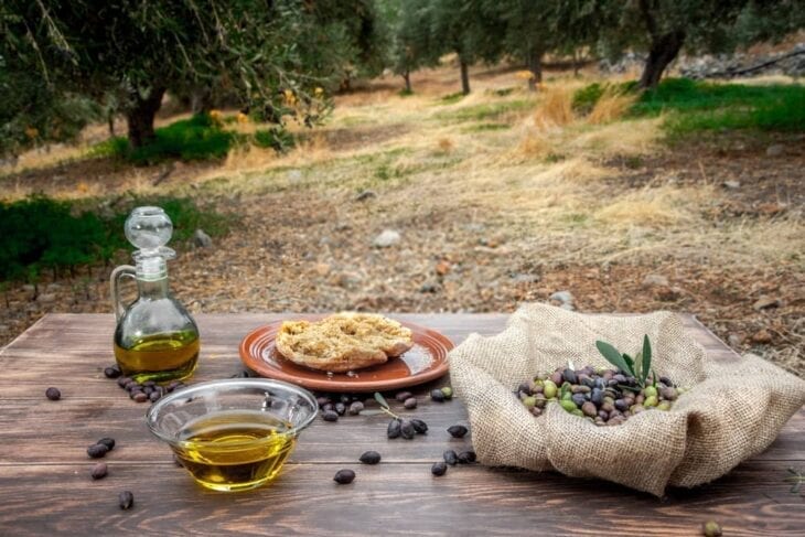 Ciotola e bottiglia con olio extravergine di oliva