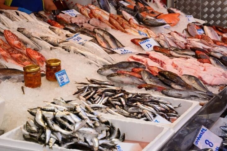 Viskraam in de markt van Heraklion