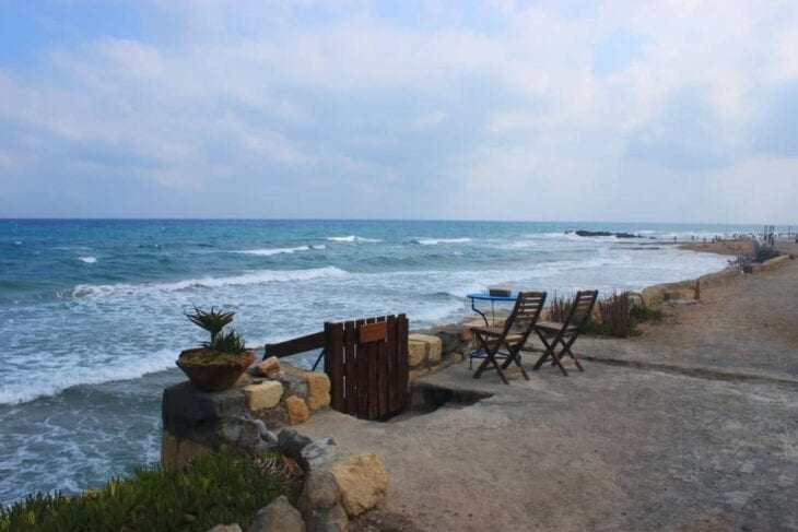 Stühle mit Blick auf das Meer in Kokkini Hani