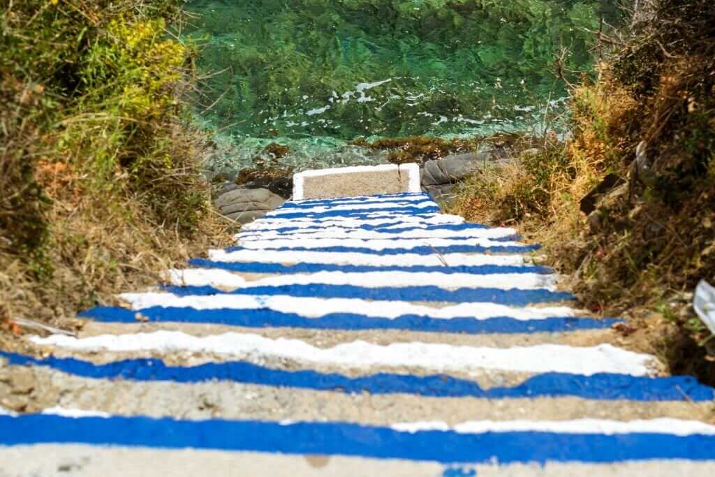 trap naar het strand van Varkotopos