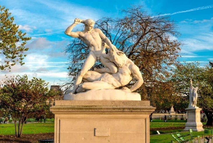 Statue des Theseus im Kampf gegen den Minotaurus