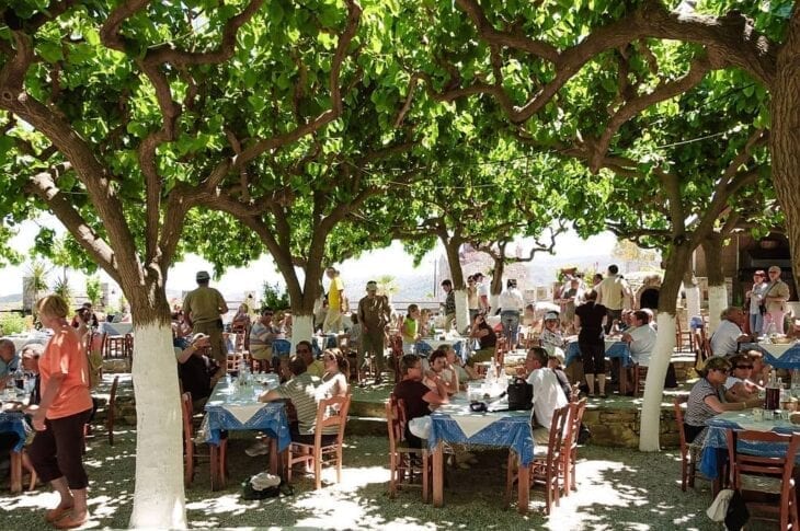 Touristen im Restaurant in der Stadt Fodele