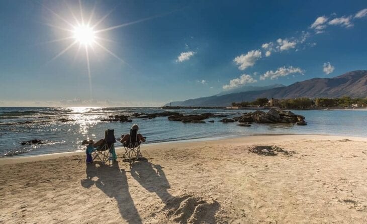 Paar relaxing op frangokastello kreta