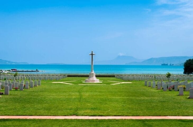 Monument op de oorlogsbegraafplaats in de baai van Souda