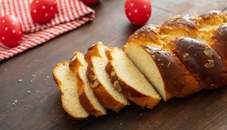 Griechisch Tsoureki in Ostern