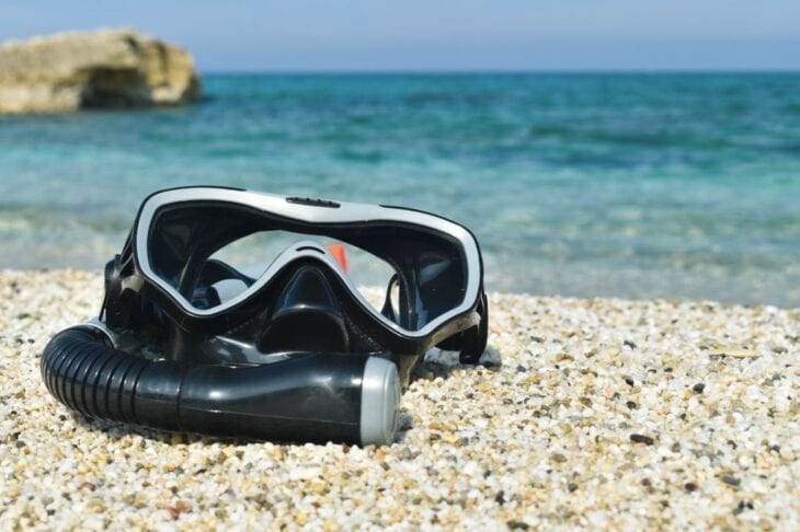 Duikmasker op het strand van Kreta