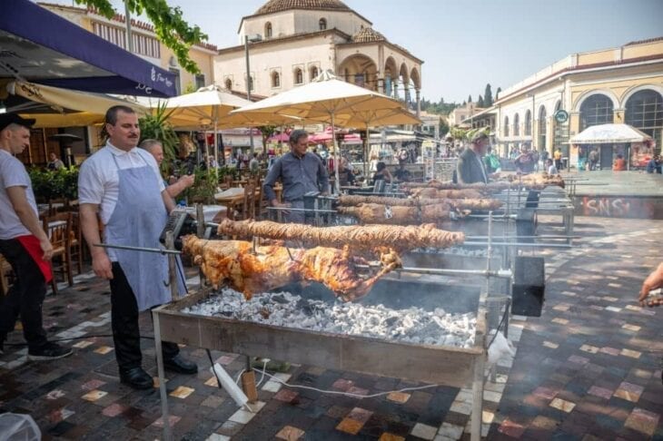 Lammbraten während des griechischen Osterfestes