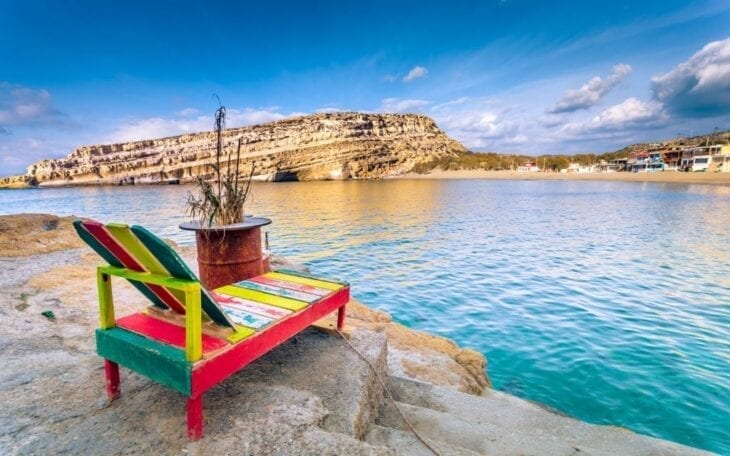 Kleurrijke Houten Longchair in Matala Beach