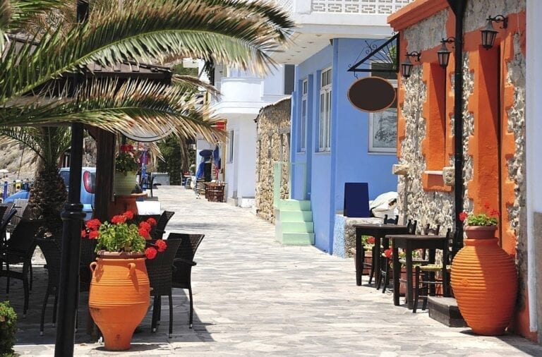 Strada lungo la spiaggia a Mirtos Sud Creta