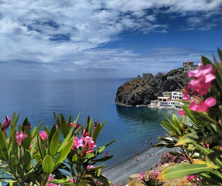 Tris ekklisies Strand mit Blumen