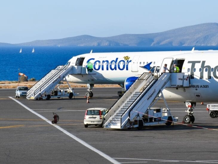 Condor-Flugzeug landet auf dem Flughafen von Heraklion