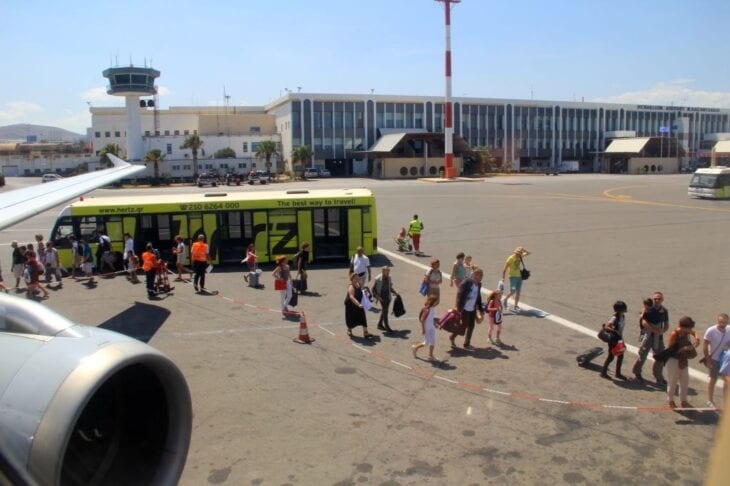 Reisende steigen am Flughafen Heraklion in ihr Flugzeug ein