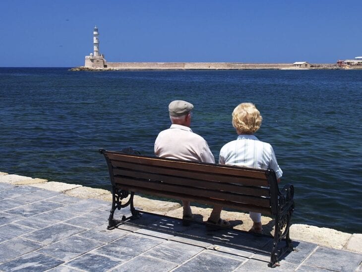 Seniorenpaar am Hafen von Chania