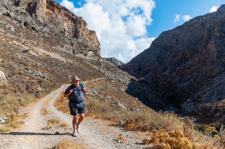 Hoge man aan het wandelen op Kreta