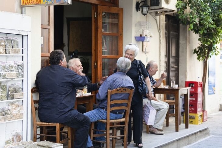 Plaatselijke Senioren in café op Kreta