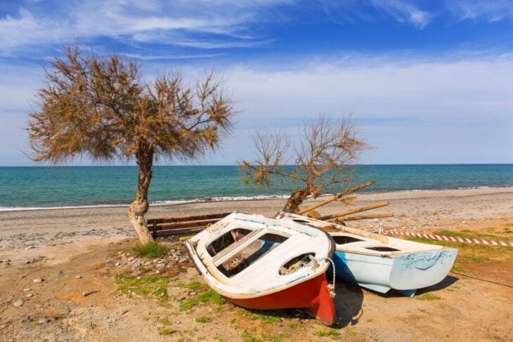 Alte Boote am Strand von Maleme auf Kreta