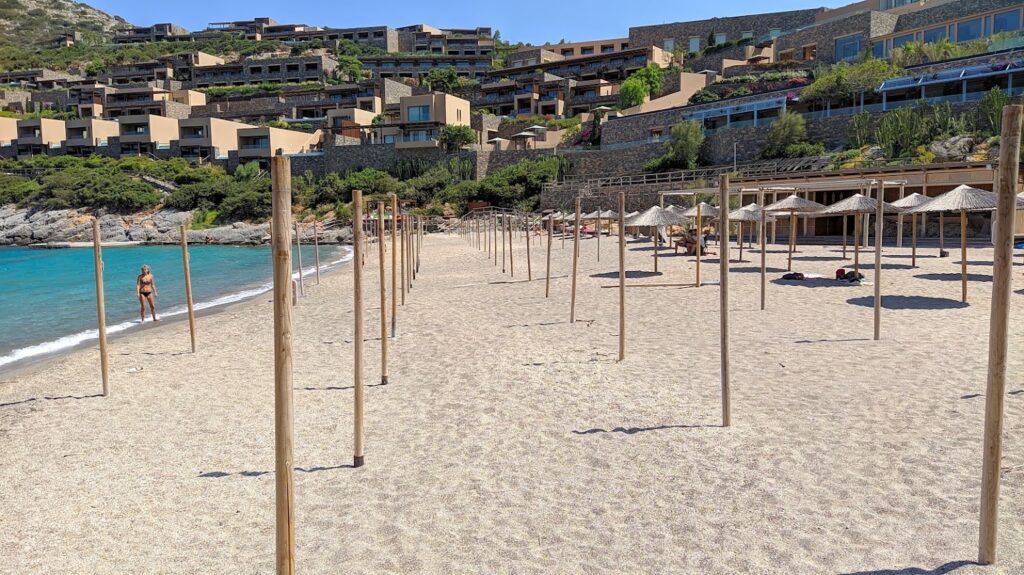 Plage de Vathi à l'hôtel Daios Cove