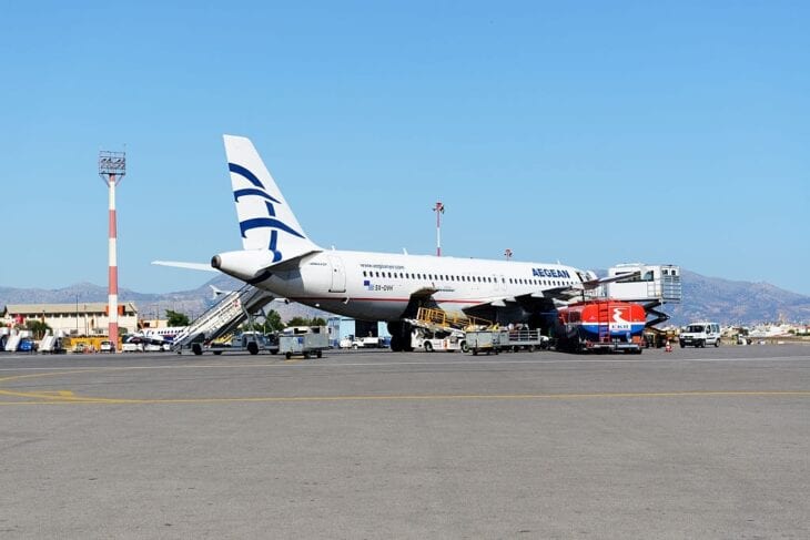 Een Egeïsch vliegtuig op de luchthaven van Heraklion