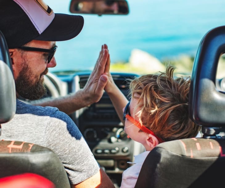 Autovermietung Griechenland Familie im Auto