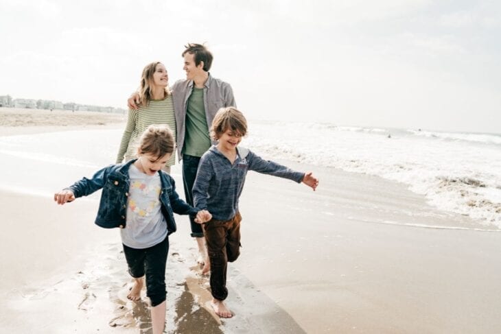 Glückliche Familie auf Reisen