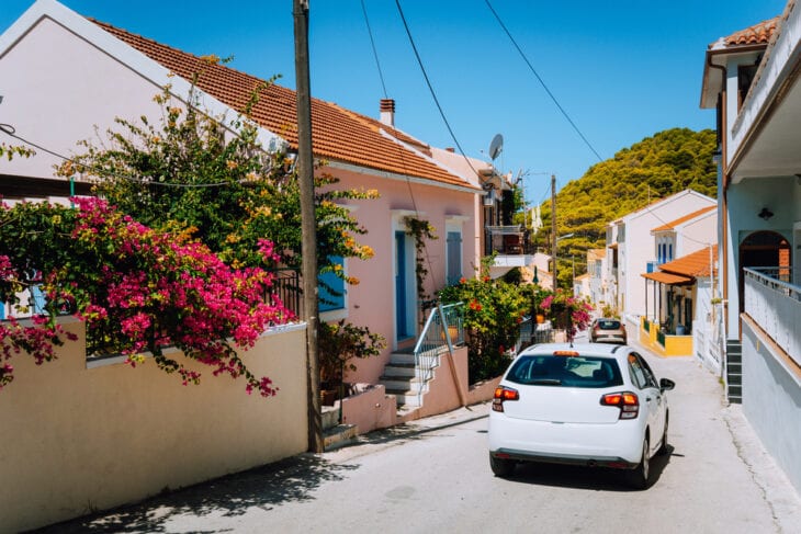 Auto noleggiata in un villaggio locale di Creta