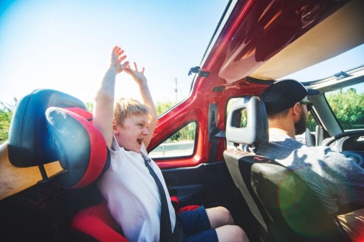 Kind en vader in Opel cabriolet in Griekenland