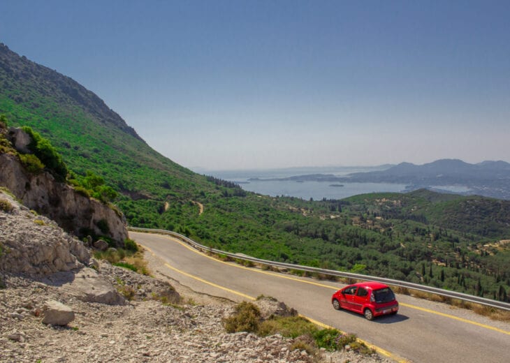 Roter Mietwagen auf Kreta