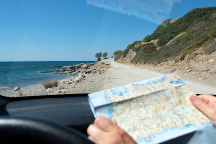 Touristen im Mietwagen auf der Suche nach der Karte