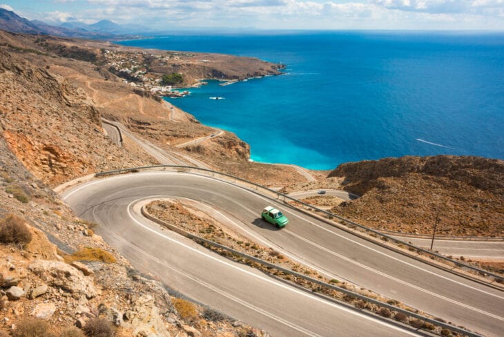 Kurvenreiche Straße am Meer auf Kreta