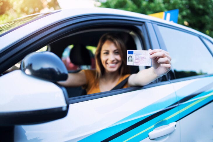 Frau hält ihren Führerschein