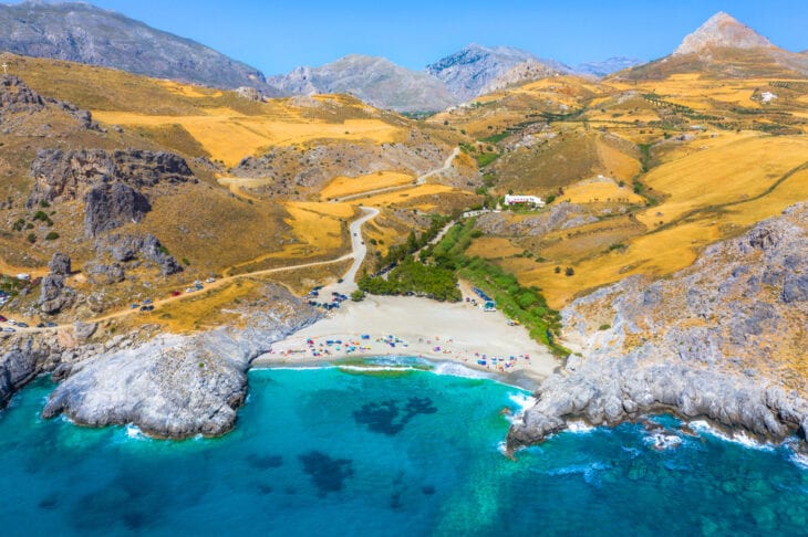 Een luchtfoto van Amoudi Beach