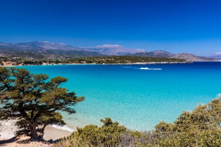 Kristalheldere zee en zand op het strand van Voulisma