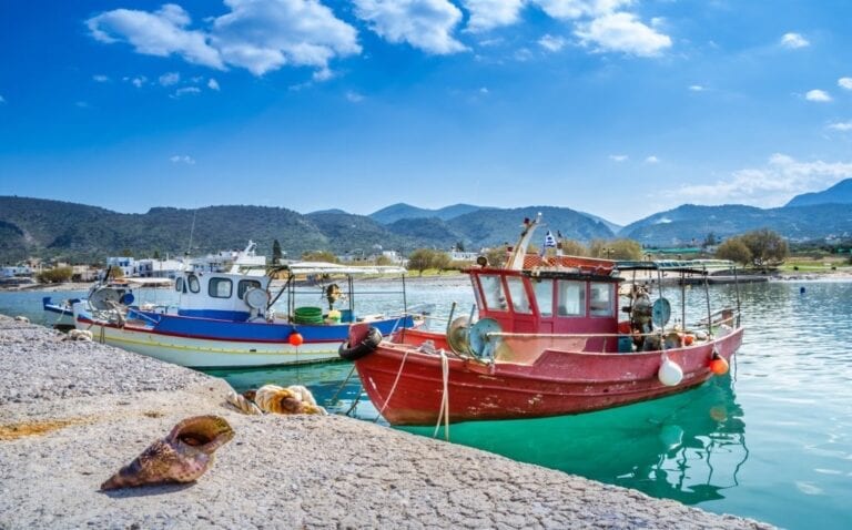 Bateaux de pêche dans le port de Milatos