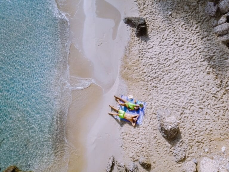 Coppia felice sulla spiaggia di Voulisma