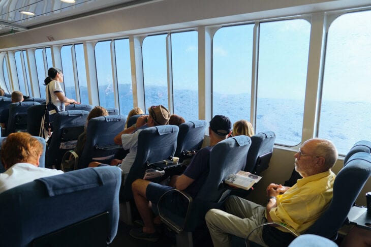 Passagiers in schip naar Santorini