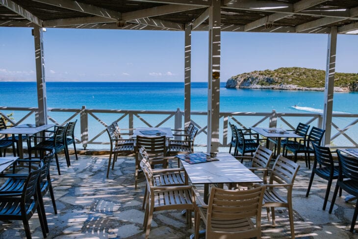 Taverne am Strand von Voulisma