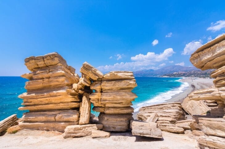 Strand von Triopetra mit türkisfarbenem Meer im Süden Kretas