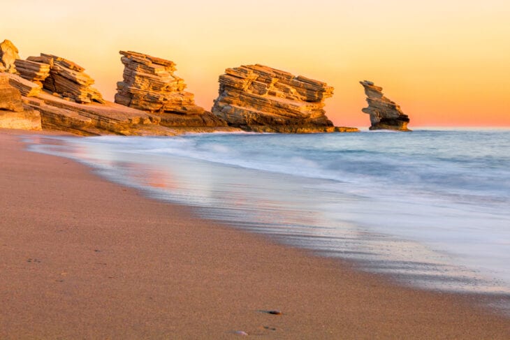 Triopetra strand bij zonsondergang