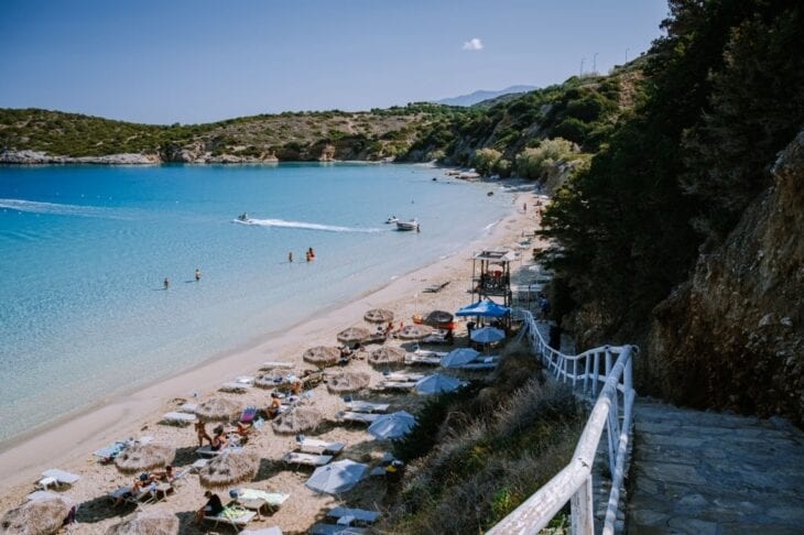 Zugangstreppe zum Strand von Voulisma